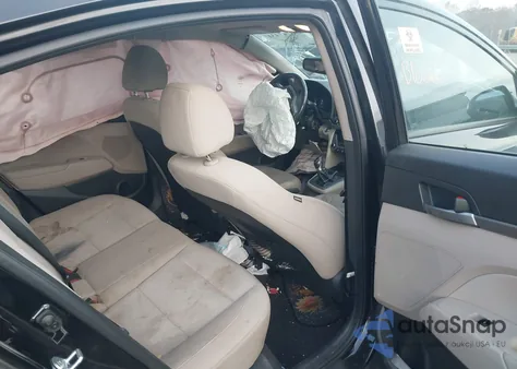 2018 Hyundai Elantra Value Edition z USA, uszkodzony, nr VIN 5NPD84LF9JH292902